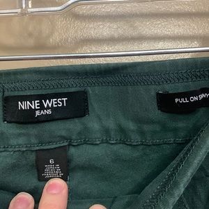 Women’s Nine West green pull on skinny jeans. EUC. Size 6.